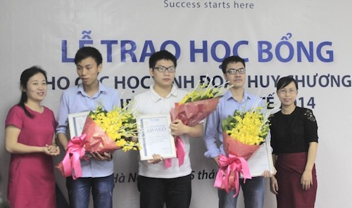 Ba học sinh nhận học bổng. 