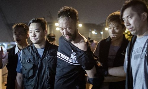 Ken Tsang bị cảnh sát áp giải trước khi bị hành hung. Ảnh: AFP