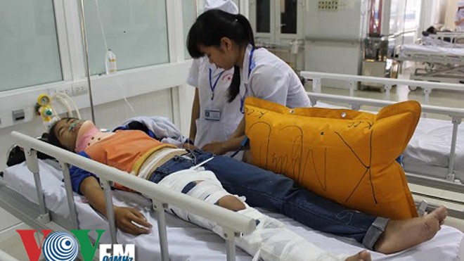 Em Linh đang được cấp cứu tại bệnh viện Hữu nghị Đa khoa Nghệ An. Ảnh: CTV Tiến Song