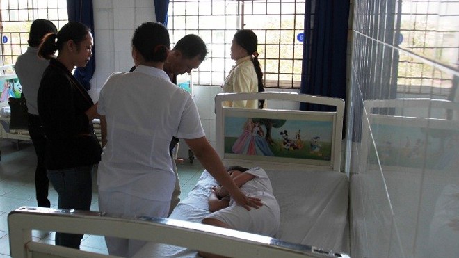 Một học sinh đang được các bác sĩ chăm sóc. 