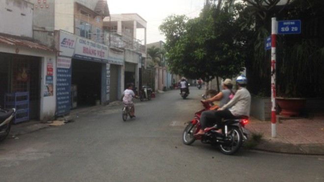 Hiện trường ngã 3 đường số 19 và 20 (gần trụ sở UBND phường Linh Chiều), nơi PGĐ trung tâm GDTX bị kẻ “ngáo đá” đâm trọng thương.