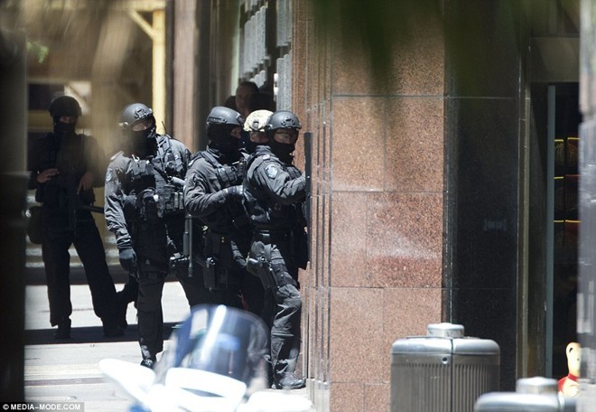 Cảnh sát vũ trang bao vây quán cà phê, nơi những kẻ bắt cóc vũ trang đang khống chế con tin hôm 15/12. Ảnh: media-mode.com 