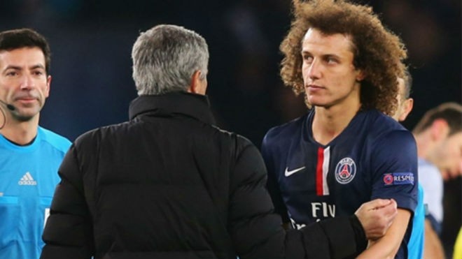 David Luiz và Mourinho gặp nhau trong trận lượt đi tại Paris. Ảnh: Reuters