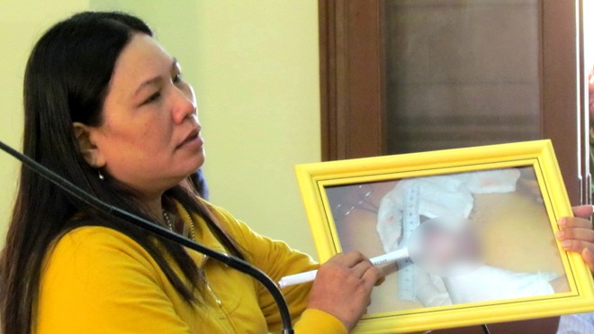 Chị Ngô Thị Tuyết khóc khi kể về việc em mình bị bắt và đánh chết