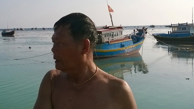 Ông Nguyễn Phùng, người chứng kiến hai máy bay Su - 22 lao xuống biển đã được đưa lên tàu kiểm ngư ra biển hỗ trợ công tác tìm kiếm hai phi công đang mất tích