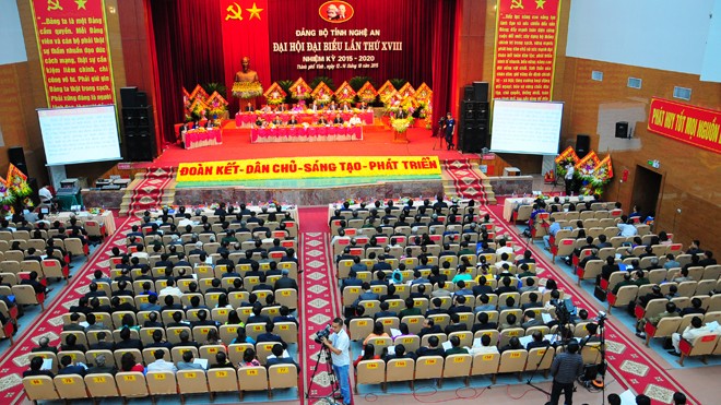 Sáng nay, 450 đại biểu đến từ các đảng bộ trực thuộc Tỉnh ủy và 350 đại biểu khách mời tới dự ĐH Đại biểu Đảng bộ tỉnh Nghệ An lần thứ XVIII. Ảnh Quang Long.