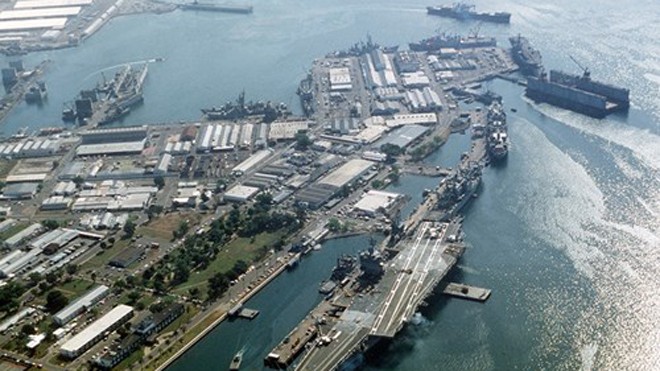 Tàu sân bay USS Enterprise cập cảng Subic. 