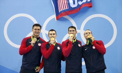 Phelps chia vui cùng đồng đội sau khi giành huy chương vàng. Ảnh: Reuters.
