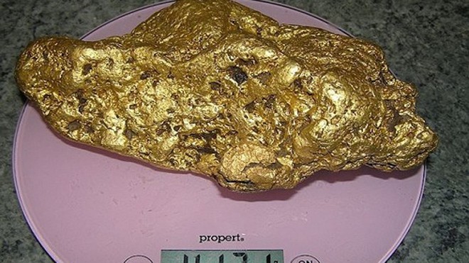Khối vàng nặng 4 kg trên bàn cân. Ảnh: Minelab.com.