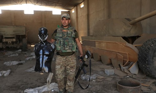 Binh sĩ Iraq phát hiện hình điêu khắc có gắn râu và xe tăng gỗ được Nhà nước Hồi giáo dùng để đánh lạc hướng tại Bawiza, phía bắc Mosul, Iraq, ngày 13/11. Ảnh: Reuters
