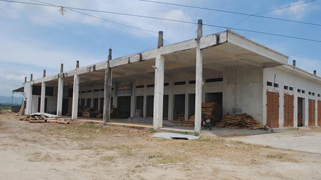 Mặt tiền Trung tâm thương mại chợ Rộ.