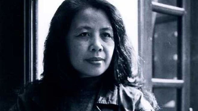Nhà văn Lê Minh Khuê nhận giải thưởng Hội Nhà văn 2016 với tập truyện ngắn Làn gió chảy qua.