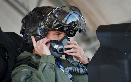 Phi công F-35 đội mũ bảo hiểm. Ảnh: Business Insider.