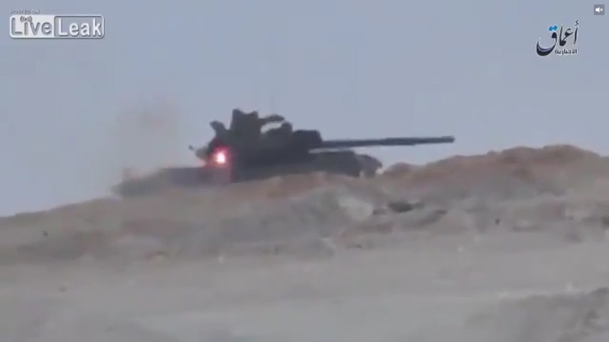 Kíp lái xe tăng Syria thoát chết khi trúng tên lửa TOW