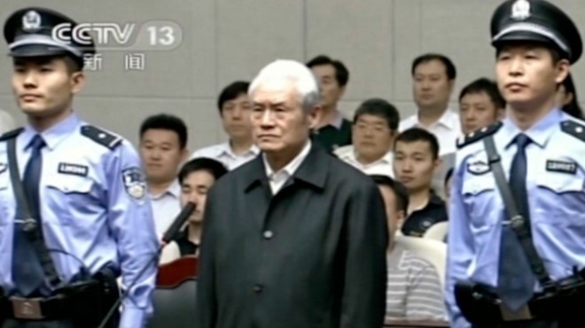 Năm 2015, cựu ủy viên thường vụ Bộ Chính trị, cựu Bộ trưởng Công an Trung Quốc Chu Vĩnh Khang bị kết án tù chung thân vì tội nhận hối lộ, lạm dụng quyền lực và cố ý làm lộ bí mật nhà nước. Ảnh: CCTV