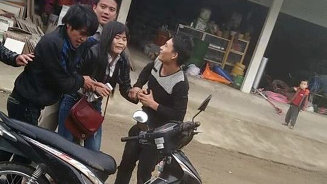 Hình ảnh Hiền bị nhóm thanh niên bắt đưa lên xe máy. Ảnh: Cắt từ clip.