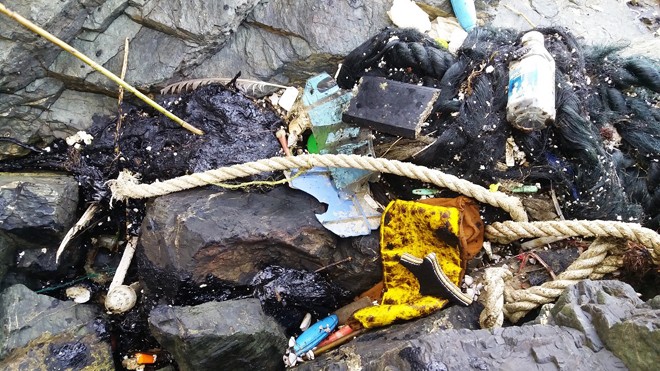 Dầu vón cục và rác bất thường xuất hiện tại bãi biển huyện Núi Thành, Quảng Nam.