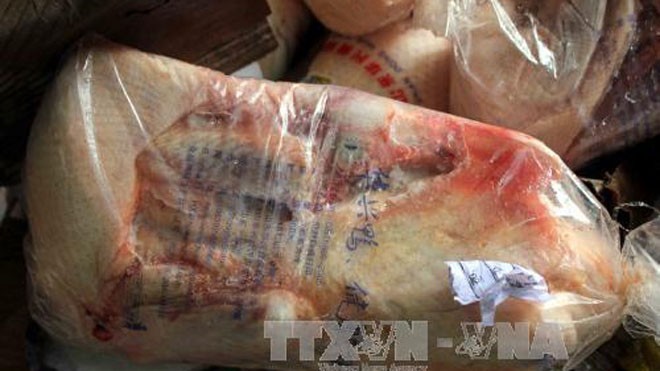 Cẩn trọng với thịt gà đông lạnh nhập khẩu giá rẻ. Ảnh: Quốc Đạt/TTXVN 