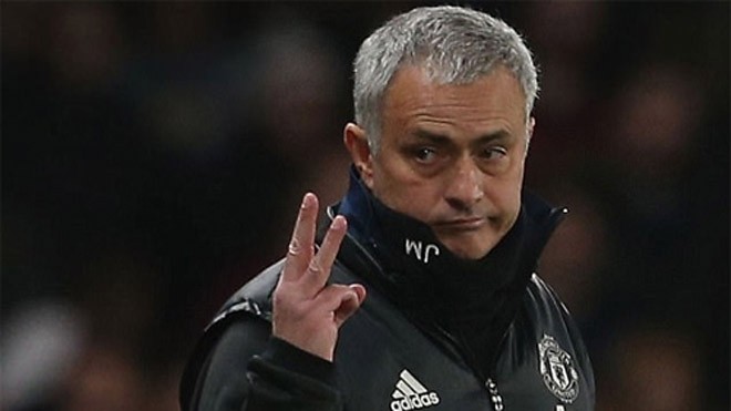 Mourinho giơ ba ngón tay đáp trả CĐV Chelsea.