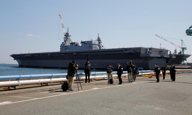 Tàu sân bay trực thăng Kaga tại lễ bàn giao ở thành phố Yokohama ngày 22/3 (Ảnh: Reuters)