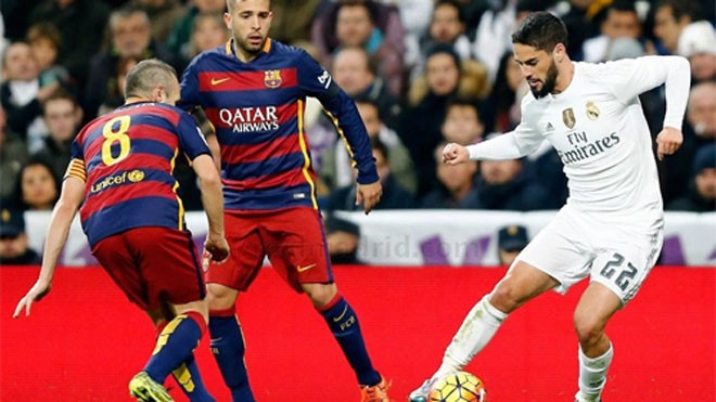 Isco (áo trắng) đi bóng trước Iniesta trong một trận El Clasico. Ảnh: Reuters