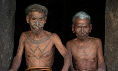Hai chiến binh cao tuổi trong bộ lạc săn đầu người Naga. Ảnh: Sun