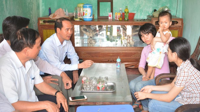 Cục trưởng Cục Bảo trợ xã hội thăm hỏi và trao quà của Thủ tướng cho Trần Thị Sáng và các em.