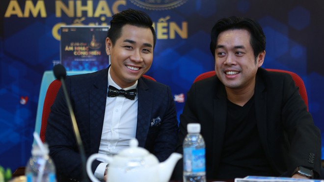Đạo diễn âm nhạc Dương Khắc Linh và MC Nguyên Khang tham dự lễ bình chọn giải Cống hiến tại TP.HCM.