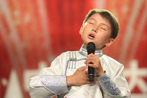 Cậu bé nổi tiếng hát “Gặp mẹ trong mơ” bây giờ ra sao?