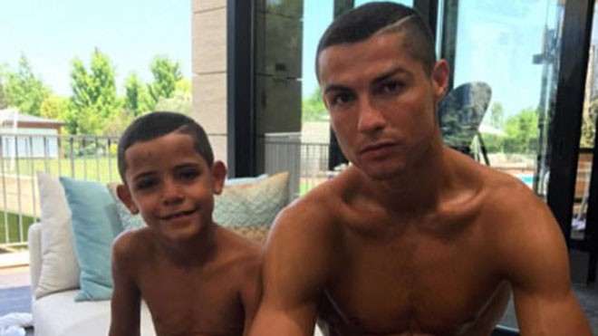 Hai bố con nhà Ronaldo để kiểu tóc giống nhau