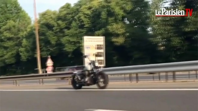 Sự thật môtô 'ma' tự chạy trên đường cao tốc gây thu hút ở Paris