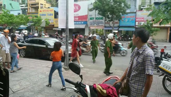 Hình ảnh Đông Nhi bị cảnh sát giao thông nhắc nhở. Ảnh: Facebook.