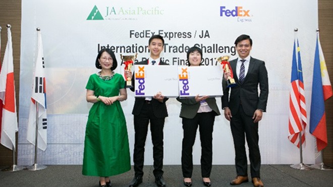 Songen Yeung từ Úc và Manson So từ Hong Kong đã chiến thắng tại cuộc thi Thách Thức Thương Mại Quốc Tế FedEx Express / JA 2017 vòng chung kết châu Á Thái Bình Dương. Từ trái sang phải: Vivian Lau, Chủ tịch, JA Châu Á Thái Bình Dương; Người chiến thắng giả