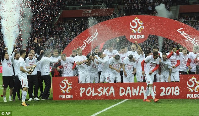 Lewandowski tỏa sáng, Ba Lan giành vé dự World Cup 2018