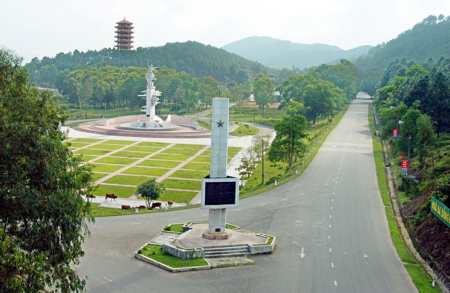 Ngã ba Đồng Lộc - Nơi yên nghỉ của 10 cô gái mở đường Ngã Ba Đồng Lộc - Nơi Yên Nghỉ Của 10 Cô Gái Mở Đường