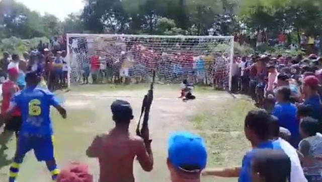 CĐV mang súng AK vào sân bóng ở Brazil