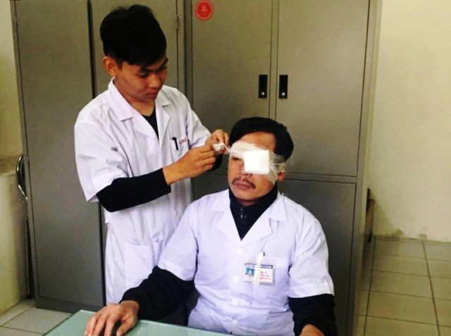 Bác sĩ Đỗ Chính Nghĩa đang được chăm sóc sau khi bị hành hung