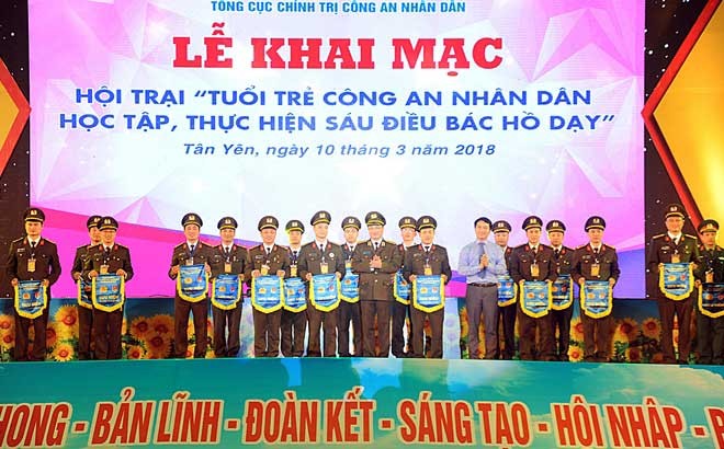 Thứ trưởng Bộ Công an Nguyễn Văn Thành và Bí thư Trung ương Đoàn Nguyễn Ngọc Lương trao cờ lưu niệm tặng các đơn vị tham gia Hội trại.