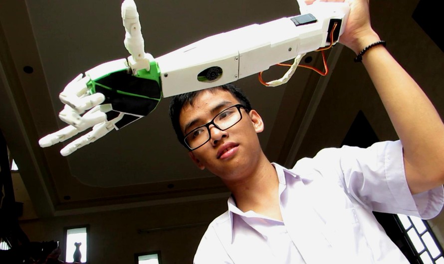 Phạm Huy với tác phẩm "Cánh tay robot cho người khuyết tật”.