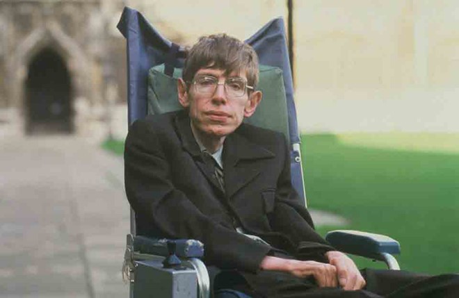 Nhà vật lý lừng danh Stephen Hawking mắc ALS từ khi còn trẻ và đã sống chung với căn bệnh hơn 50 năm. Ảnh: Thesun