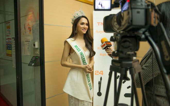 Hương Giang vẫn đang ở lại Thái Lan để hoàn thành nhiệm vụ ở cương vị Hoa hậu.