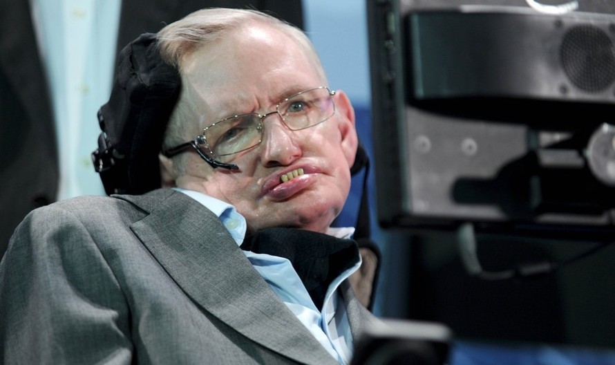 Thiên tài vật lý Stephen Hawking không đầu hàng bệnh tật để sống với đam mê nghiên cứu khoa học cho đến cuối đời. Ảnh: AP.