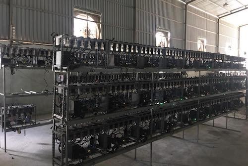 Một xưởng với hàng chục máy đào tiền điện tử.