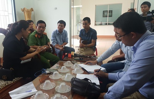 Thượng tá Nguyễn Văn Dân trao đổi với báo chí về đơn thư tố cáo ông Huỳnh Bê Ảnh: BÌNH NGUYÊN