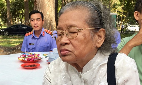 Bà Nguyễn Mộc Lương là một trong những người đầu tiên đến viếng nguyên Thủ tướng sáng 20/3 tại Hội trường Thống Nhất. Ảnh: Ngân Giang