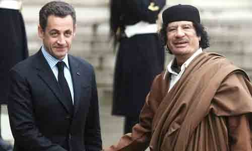 Tổng thống Pháp Nicolas Sarkozy đón tiếp ông Gaddafi tại Paris vào năm 2007. Ảnh: Rex Features.