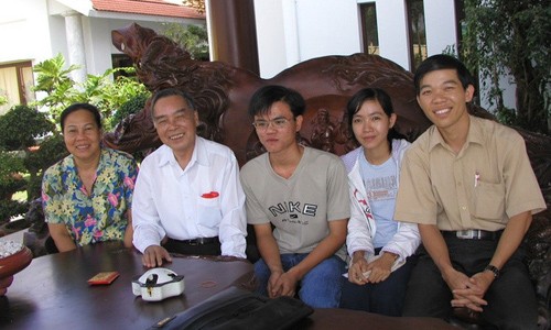 Anh Nguyễn Văn Cải (phải) cùng 2 bạn sinh viên được bác Sáu Khải hỗ trợ học bổng trong một dịp Tết. Ảnh: NVCC.