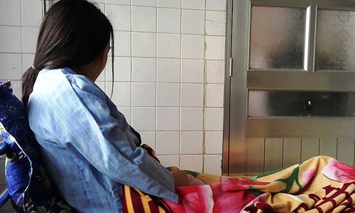 Cô giáo H. đang được theo dõi tại Trung tâm Chăm sóc sức khỏe sinh sản tỉnh Nghệ An. Ảnh: ĐẮC LAM