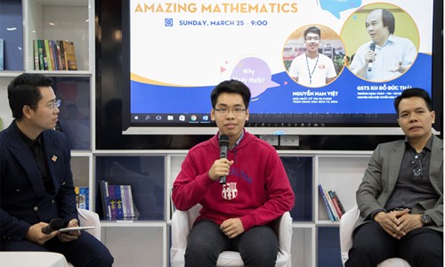 Nguyễn Nam Việt say sưa chia sẻ về niềm đam mê toán học cũng như kinh nghiệm học tiếng Anh hiệu quả