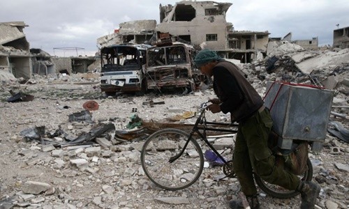 Khung cảnh đổ nát tại thị trấn Douma, Đông Ghouta, ngoại ô thủ đô Damascus, Syria, ngày 30/3. Ảnh: Reuters.